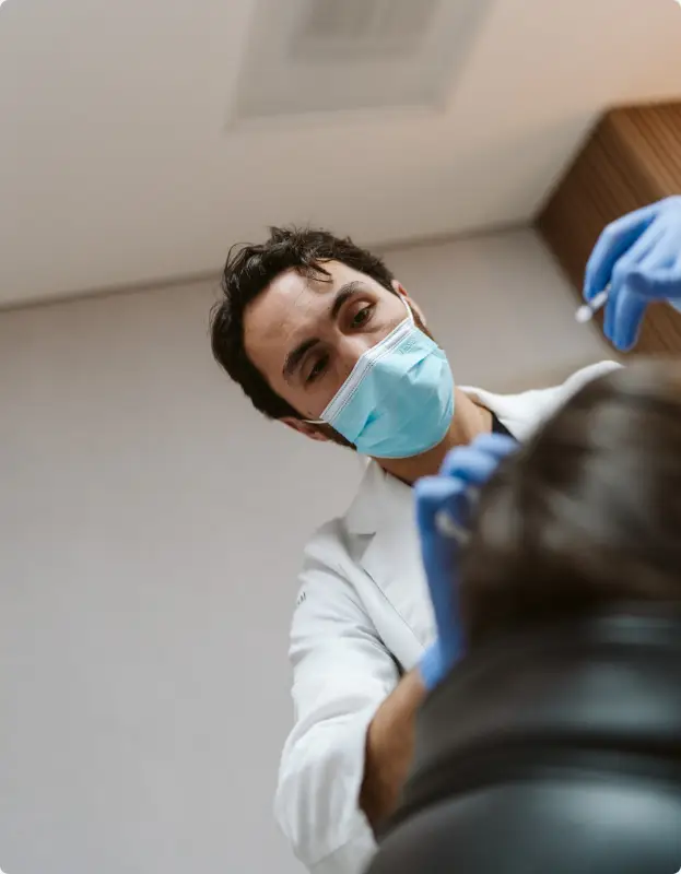 Explicación visual del procedimiento de blefaroplastia a cargo del Dr. Patricio Canepa