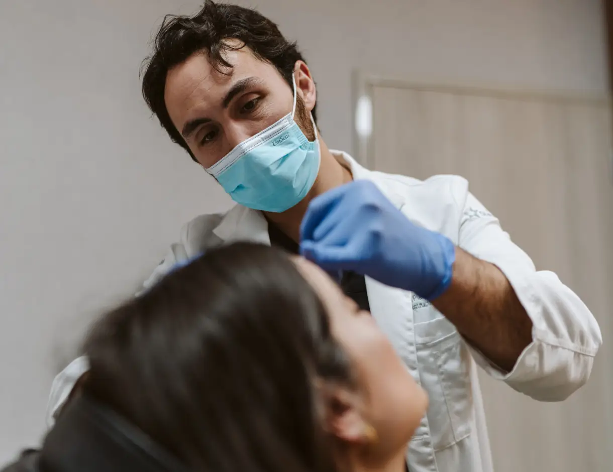 Elementos y cuidados incluidos en los procedimientos no quirúrgicos con el Dr. Patricio Canepa